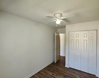 100 Chesterfield Lane - Photo Thumbnail 16