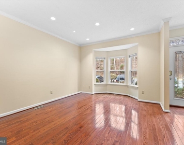 407 Lakeview Court - Photo Thumbnail 3