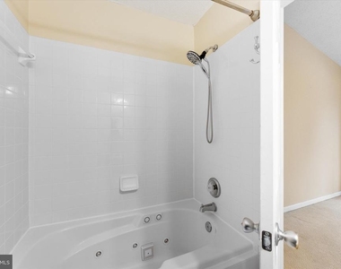 407 Lakeview Court - Photo Thumbnail 22