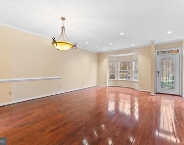407 Lakeview Court - Photo Thumbnail 5