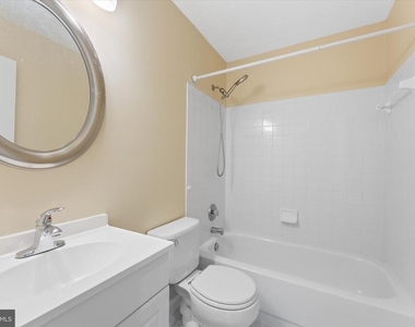 407 Lakeview Court - Photo Thumbnail 25
