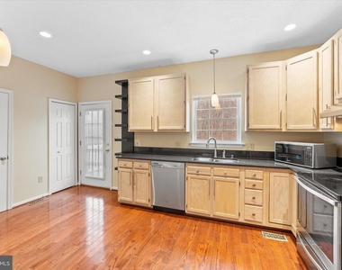 407 Lakeview Court - Photo Thumbnail 11