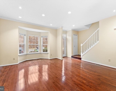 407 Lakeview Court - Photo Thumbnail 4