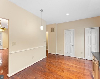 407 Lakeview Court - Photo Thumbnail 14