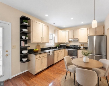 407 Lakeview Court - Photo Thumbnail 9