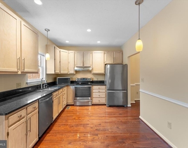 407 Lakeview Court - Photo Thumbnail 12