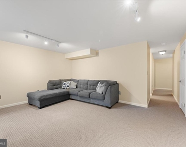 407 Lakeview Court - Photo Thumbnail 29