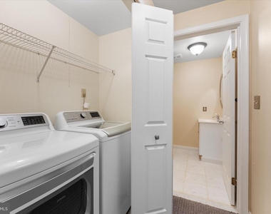 407 Lakeview Court - Photo Thumbnail 33