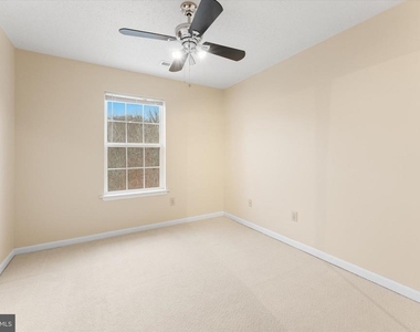 407 Lakeview Court - Photo Thumbnail 26