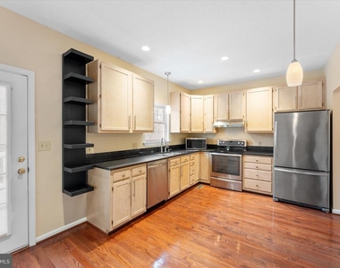 407 Lakeview Court - Photo Thumbnail 10