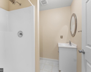407 Lakeview Court - Photo Thumbnail 32
