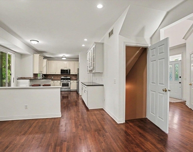 3382 Hampstead Court - Photo Thumbnail 7