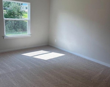 372 Baker Drive - Photo Thumbnail 7