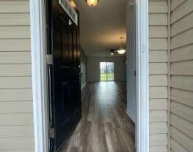138 Collinwood Drive - Photo Thumbnail 2