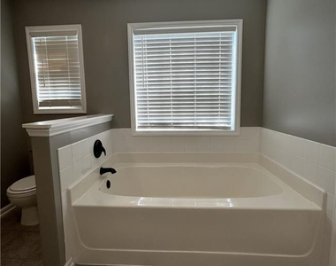 110 Tulane Drive - Photo Thumbnail 11