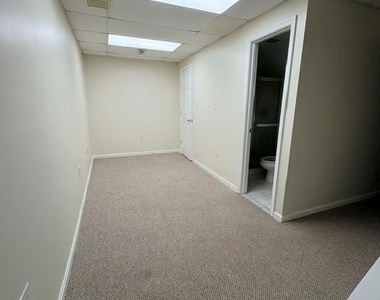 5017 Head Court - Photo Thumbnail 16