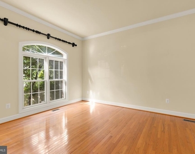 10606 Rosehaven Street - Photo Thumbnail 3