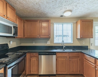 6302 Betsy Ross Court - Photo Thumbnail 10