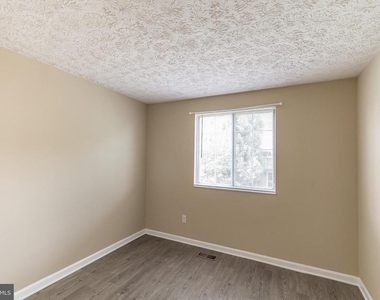 6302 Betsy Ross Court - Photo Thumbnail 22