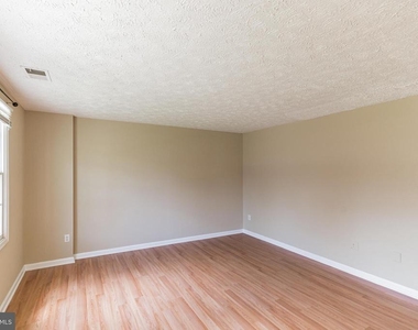 6302 Betsy Ross Court - Photo Thumbnail 5