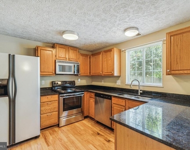 6302 Betsy Ross Court - Photo Thumbnail 7