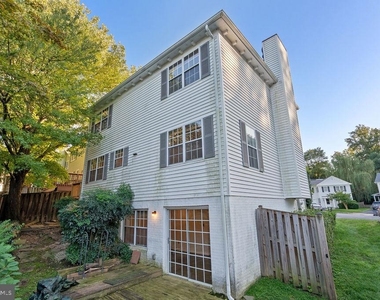 10004 Georgian Woods Court - Photo Thumbnail 31