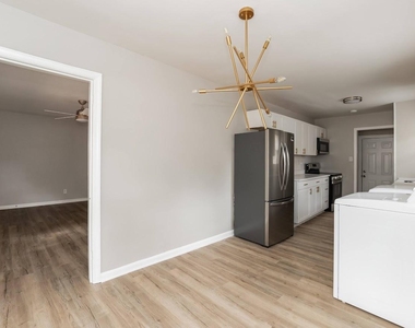 1400 Rosewood Avenue - Photo Thumbnail 5