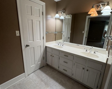 2353 Ravenhill Drive - Photo Thumbnail 6