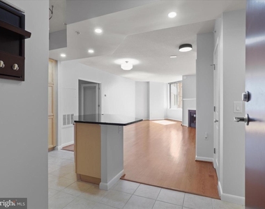 851 N Glebe Road N - Photo Thumbnail 5