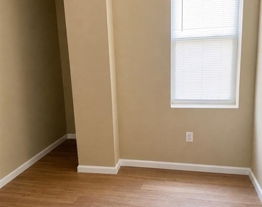 7018 Woodland Avenue - Photo Thumbnail 5