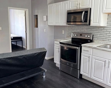 7018 Woodland Avenue - Photo Thumbnail 2
