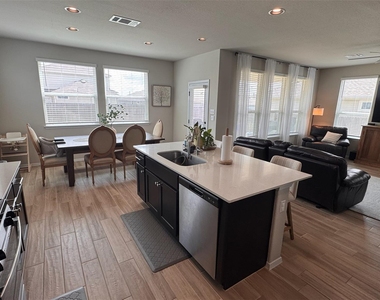 112 Tranchet Dr - Photo Thumbnail 6