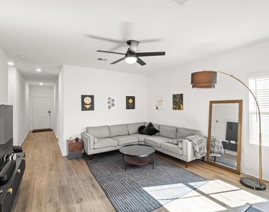 2729 Louris Ln - Photo Thumbnail 2
