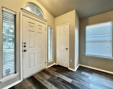 1014 Aiken Dr - Photo Thumbnail 4