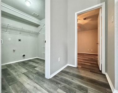1014 Aiken Dr - Photo Thumbnail 24