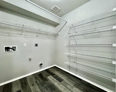 1014 Aiken Dr - Photo Thumbnail 22