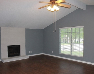 6806 Lunar Dr - Photo Thumbnail 2