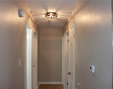 6806 Lunar Dr - Photo Thumbnail 5