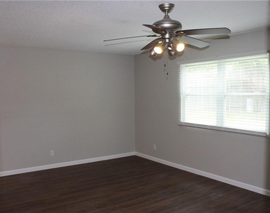 6806 Lunar Dr - Photo Thumbnail 10