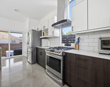 1606 Salina St - Photo Thumbnail 7