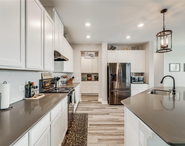 140 Auburn St - Photo Thumbnail 7
