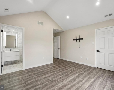 706 Julian Drive W - Photo Thumbnail 7