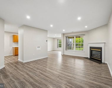 706 Julian Drive W - Photo Thumbnail 2