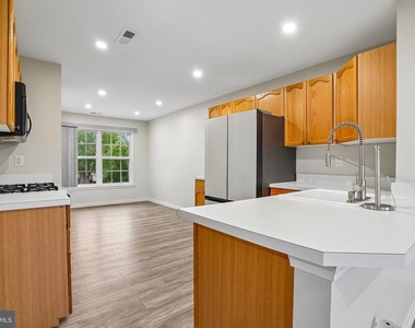 706 Julian Drive W - Photo Thumbnail 3