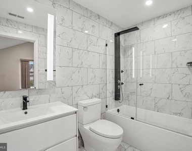 706 Julian Drive W - Photo Thumbnail 8