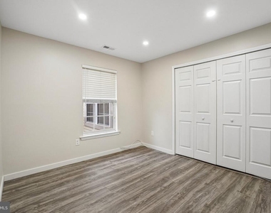 706 Julian Drive W - Photo Thumbnail 9