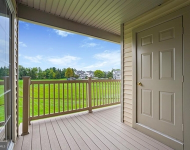 706 Julian Drive W - Photo Thumbnail 12