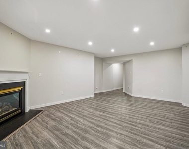706 Julian Drive W - Photo Thumbnail 1