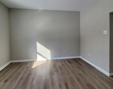 4435 Somers Avenue - Photo Thumbnail 7