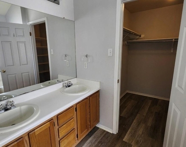 417 Jacky St - Photo Thumbnail 11